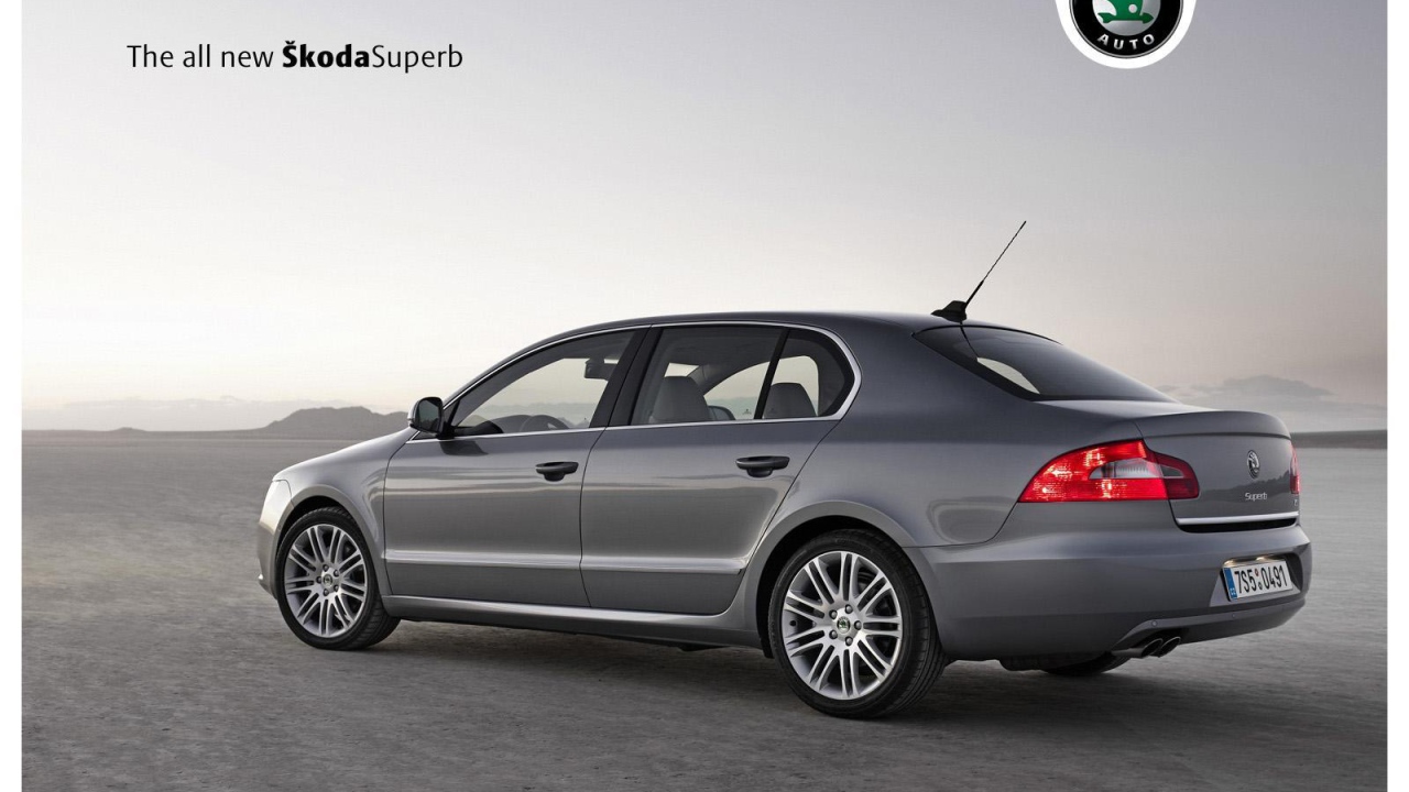 Автомобиль Skoda SuperB на дороге