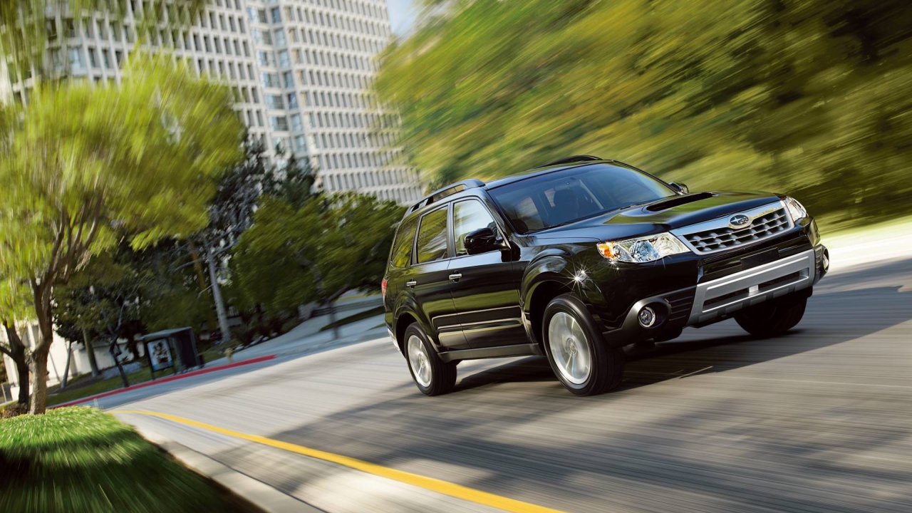 Красивый автомобиль Subaru Forester 2013 в Москве