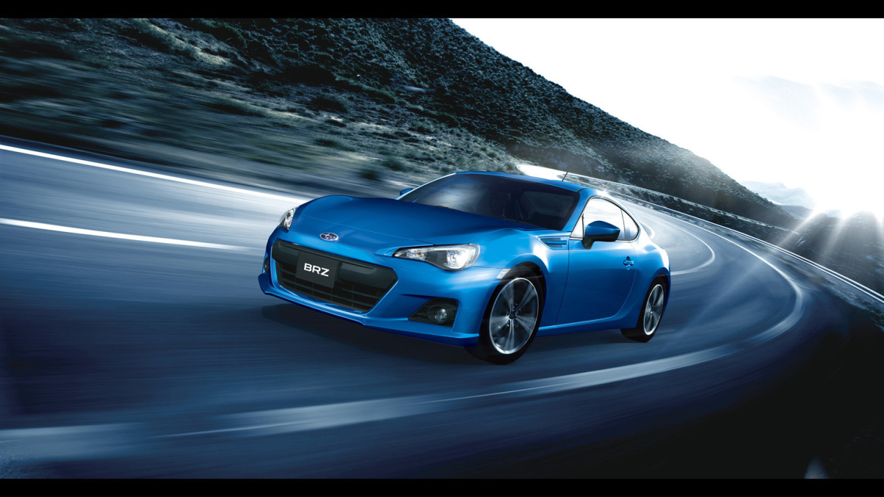 Автомобиль Subaru BRZ на дороге