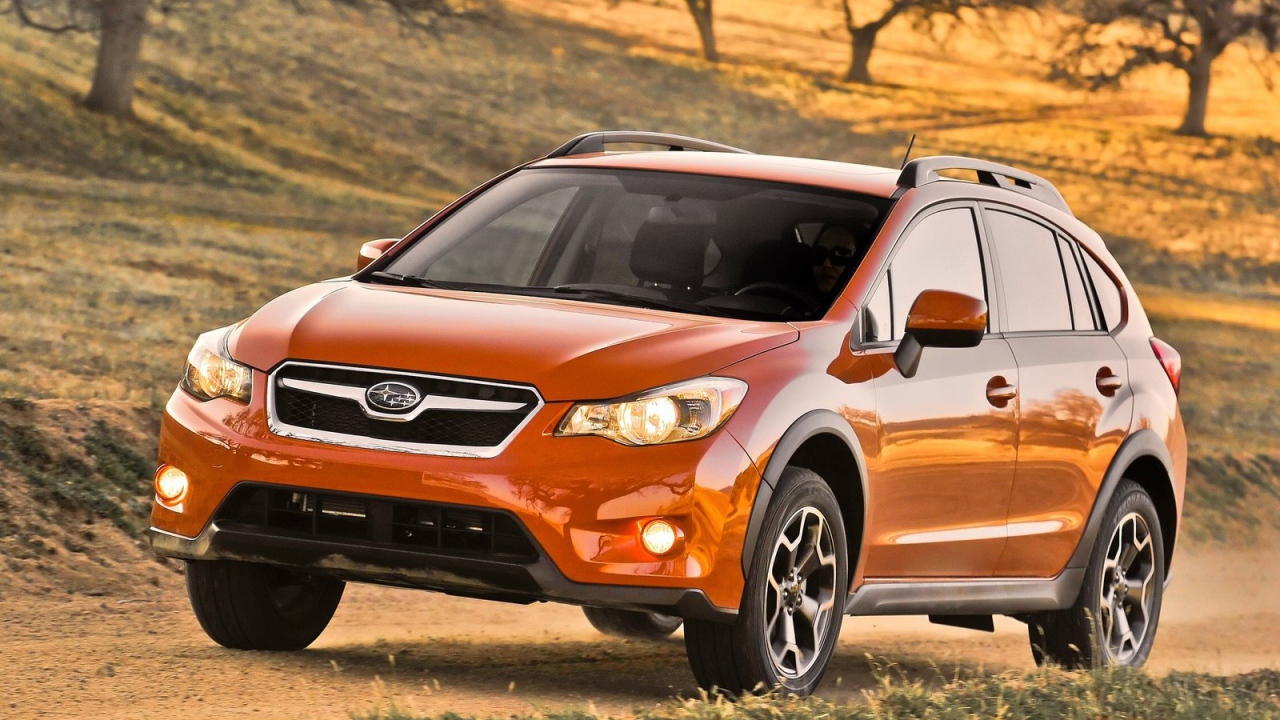 Автомобиль Subaru XV на дороге