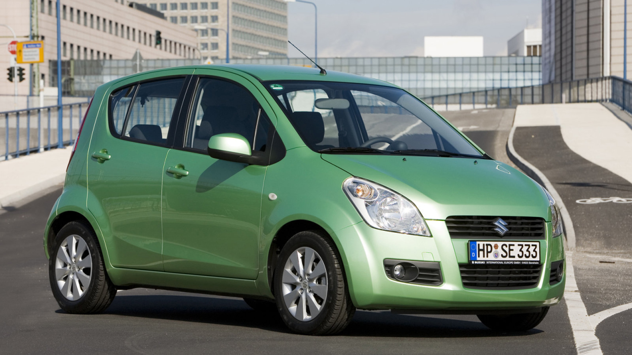   Красивый автомобиль Suzuki Splash