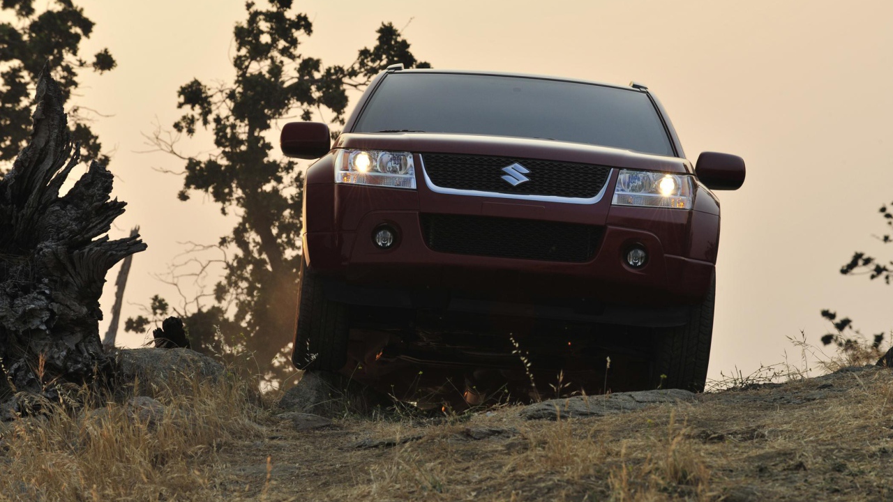 Автомобиль Suzuki Grand Vitara 2014 на дороге