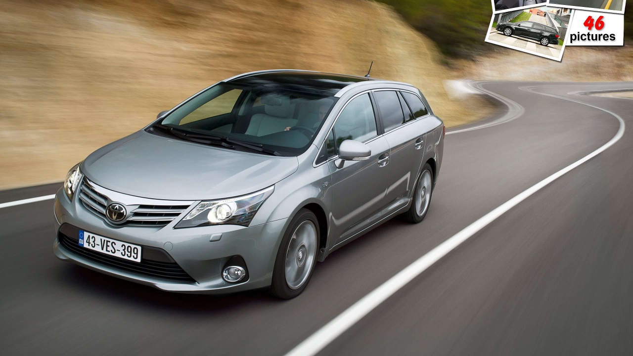 Красивый автомобиль Toyota Avensis 2013 в Москве