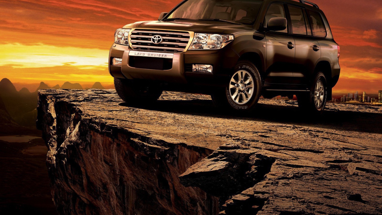 Красивый автомобиль Toyota Land Cruiser 200