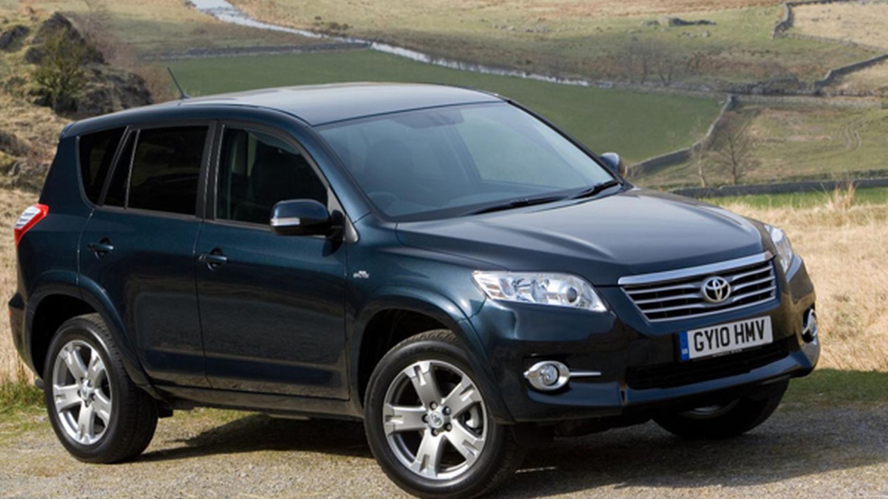 Красивый автомобиль Toyota RAV4 в Москве