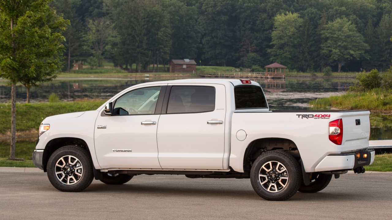 Красивый автомобиль Toyota Tundra 2014 в Москве