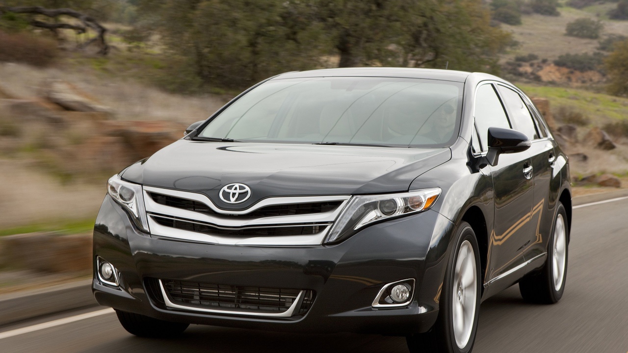 Красивый автомобиль Toyota Venza в Москве