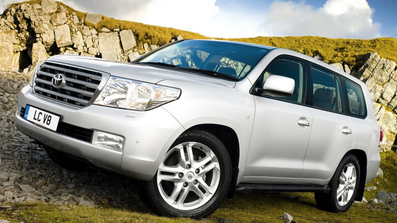 Надежный автомобиль Toyota Land Cruiser 200