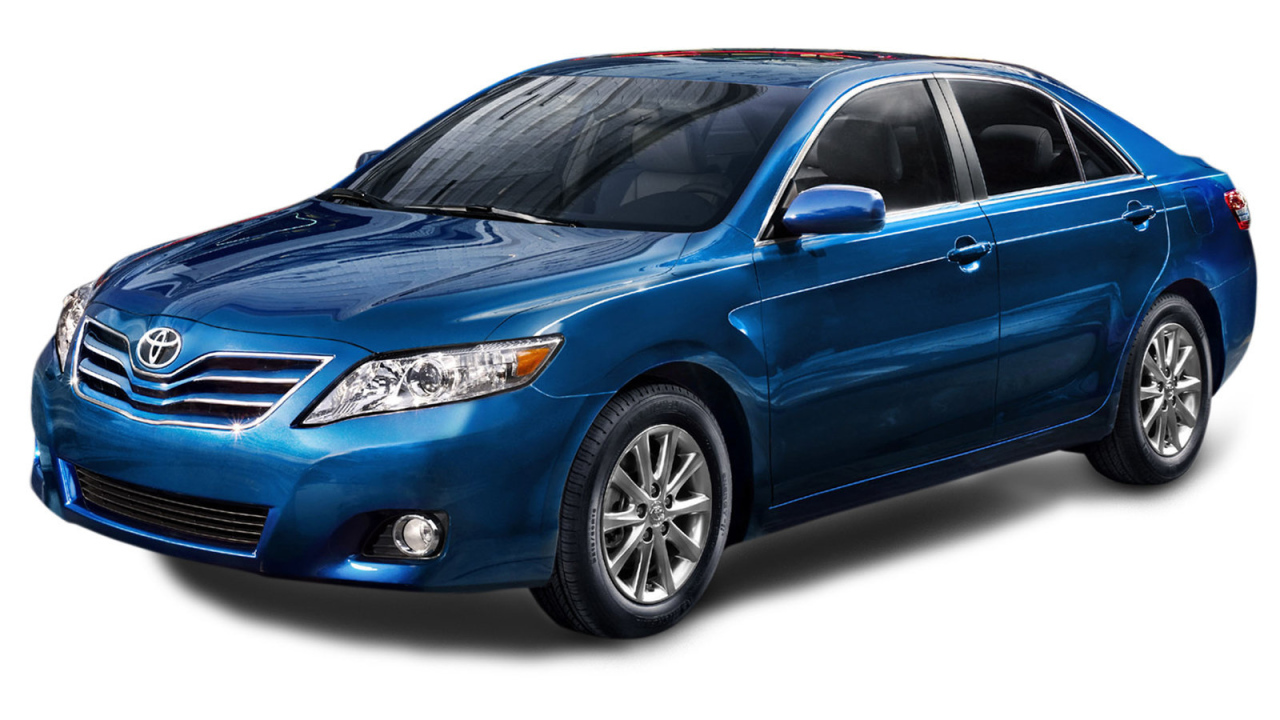 Автомобиль Toyota Camry на дороге