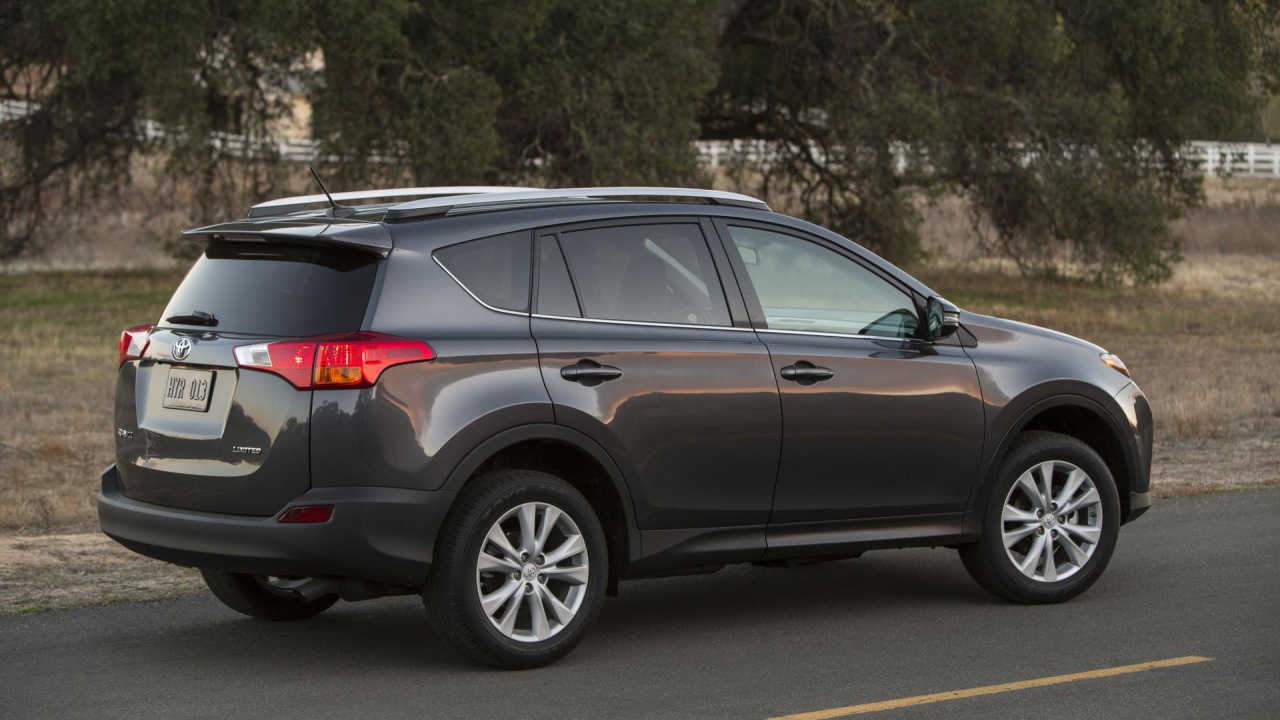 Автомобиль Toyota RAV4 на дороге