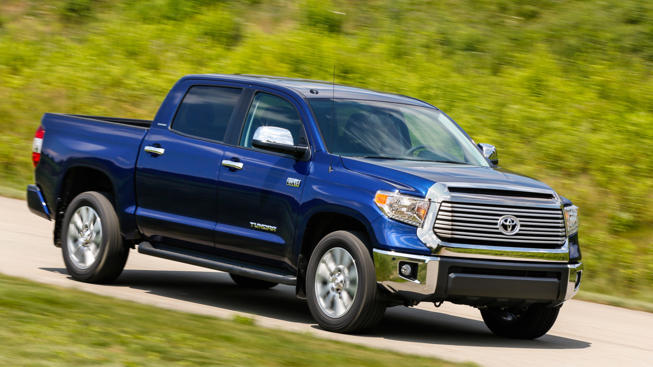 Автомобиль Toyota Tundra 2014 на дороге 