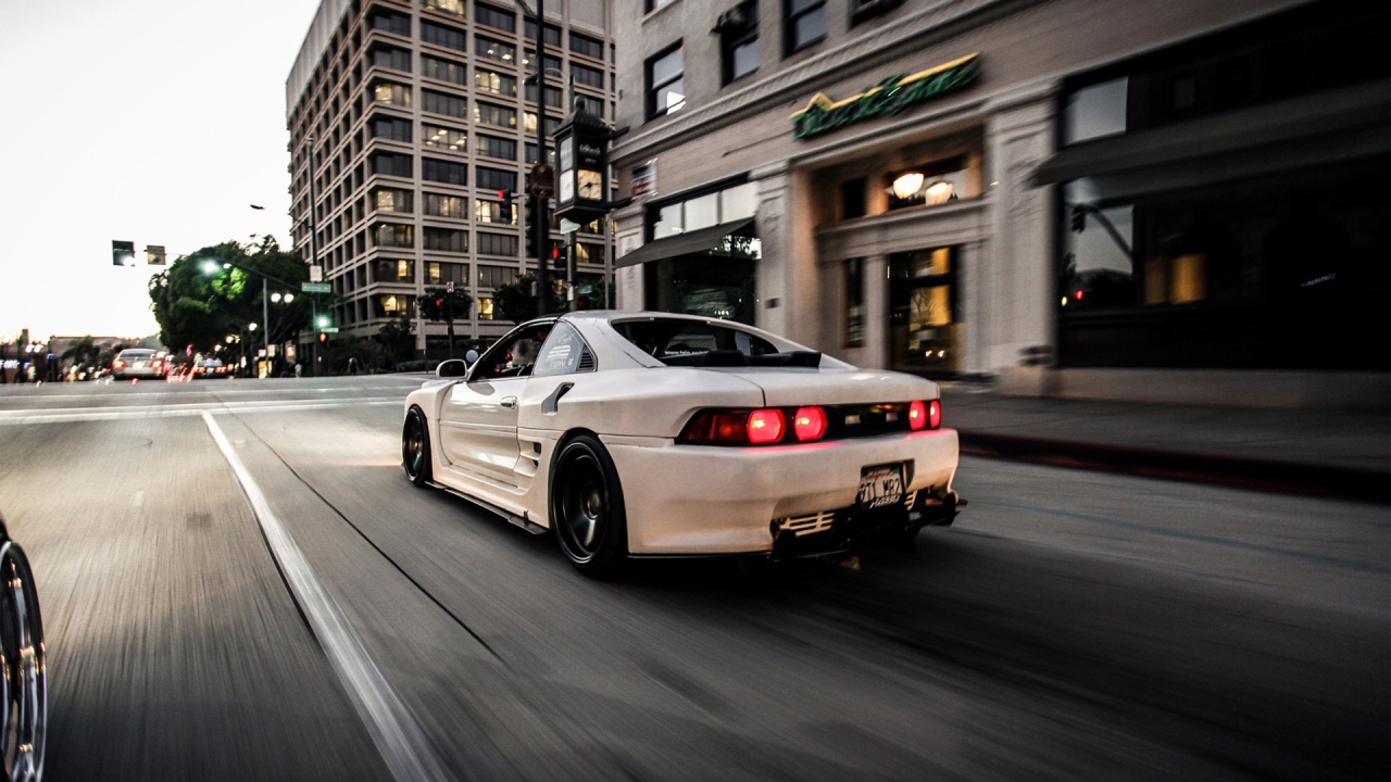 Тойота на улице города