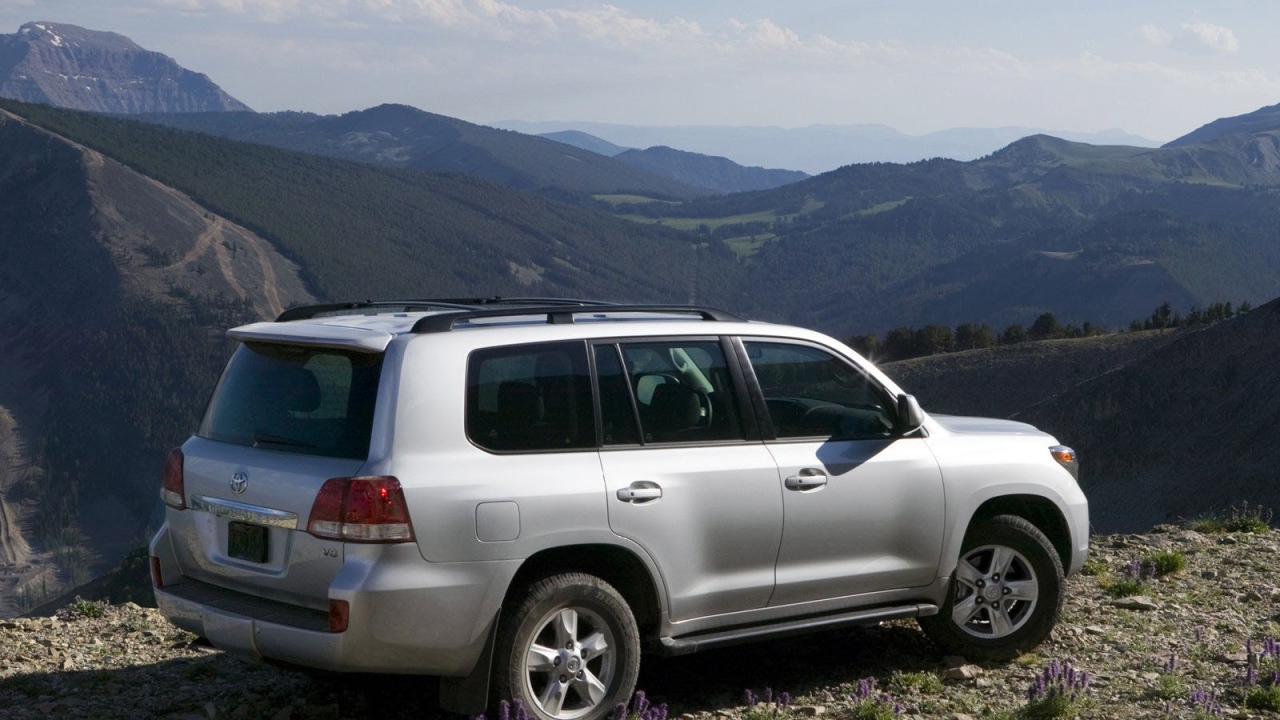 Новая машина Toyota Land Cruiser 200