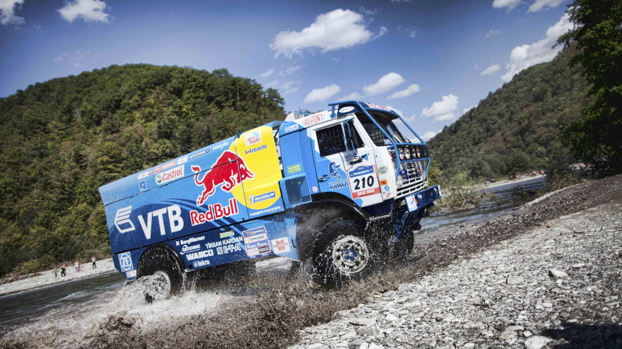 Камаз на трассе Париж-Дакар