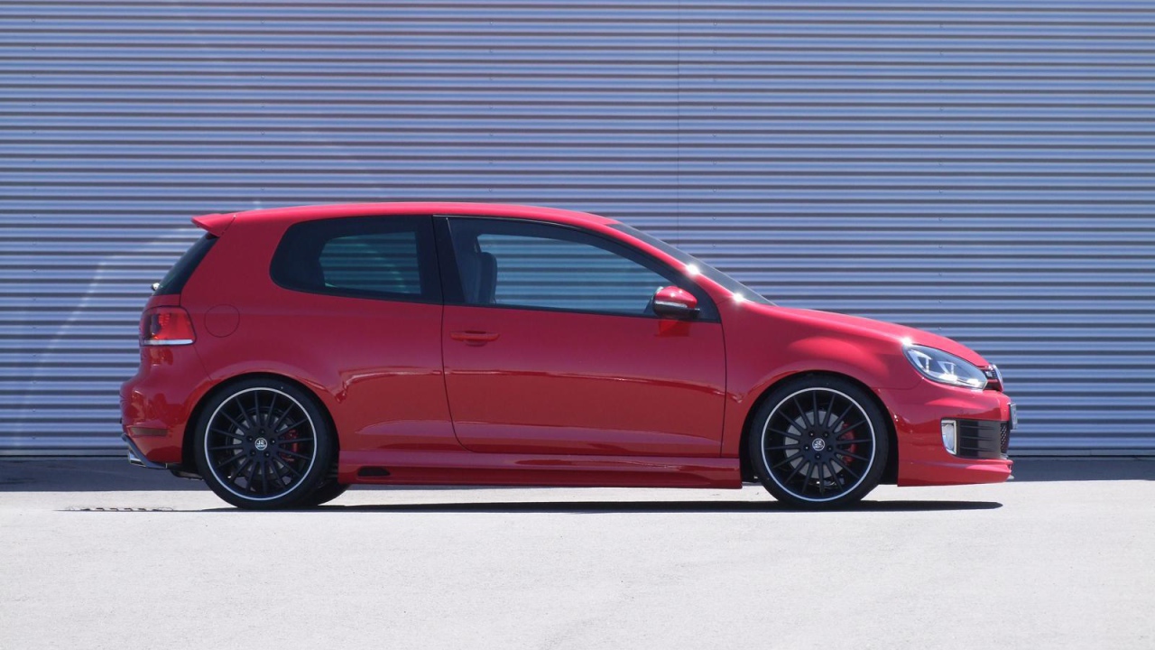 Красивый автомобиль Golf GTI 2014 года