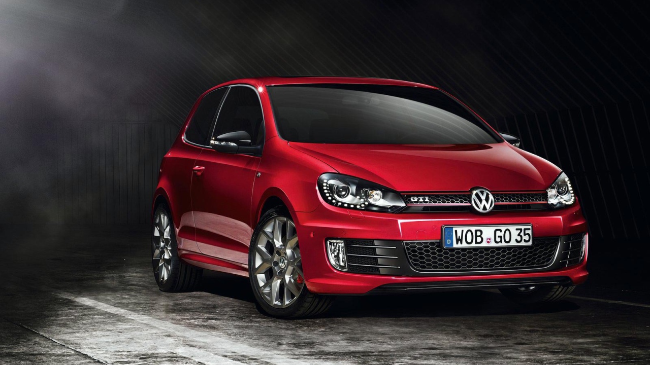Красивый автомобиль Golf GTI 2014 года в Москве