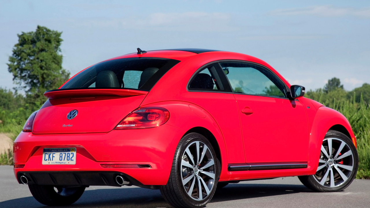 Красивый автомобиль Volkswagen Beetle 2014 в Москве