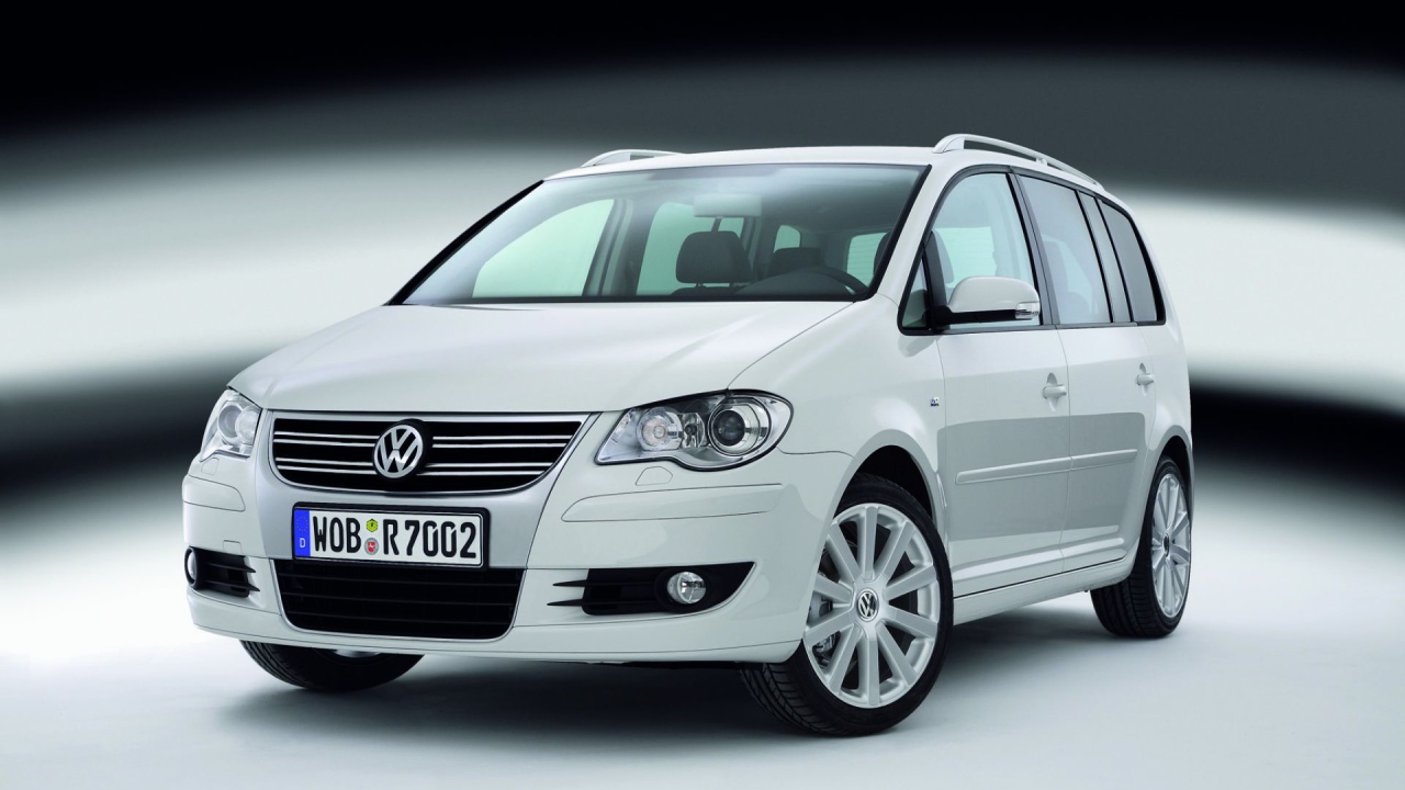 Красивый автомобиль Volkswagen Touran