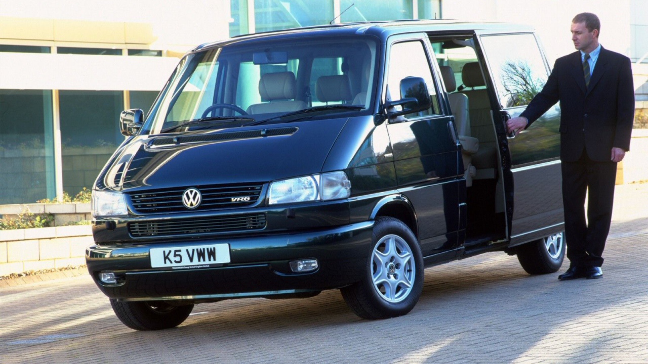 Красивый автомобиль Volkswagen Transporter