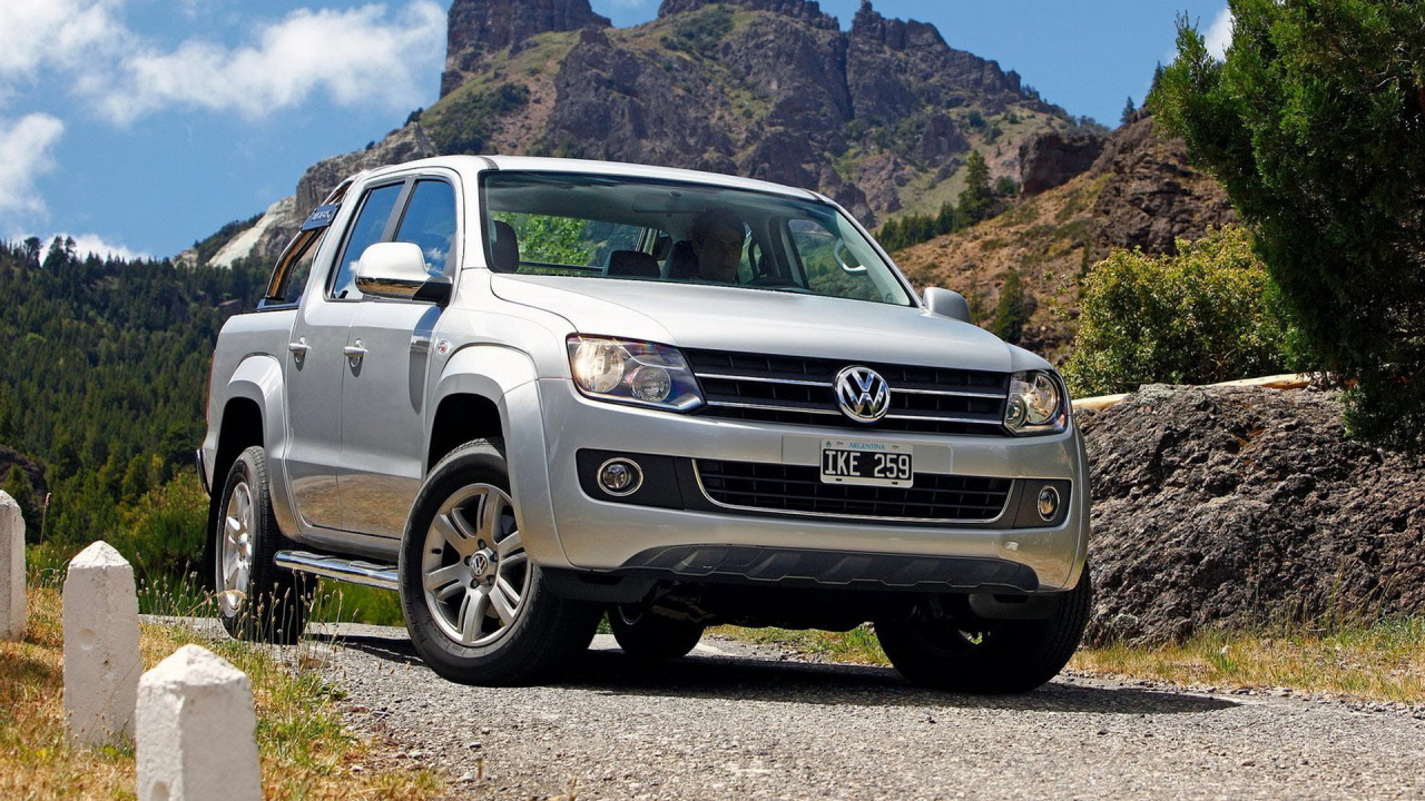 Автомобиль Volkswagen Amarok на дороге