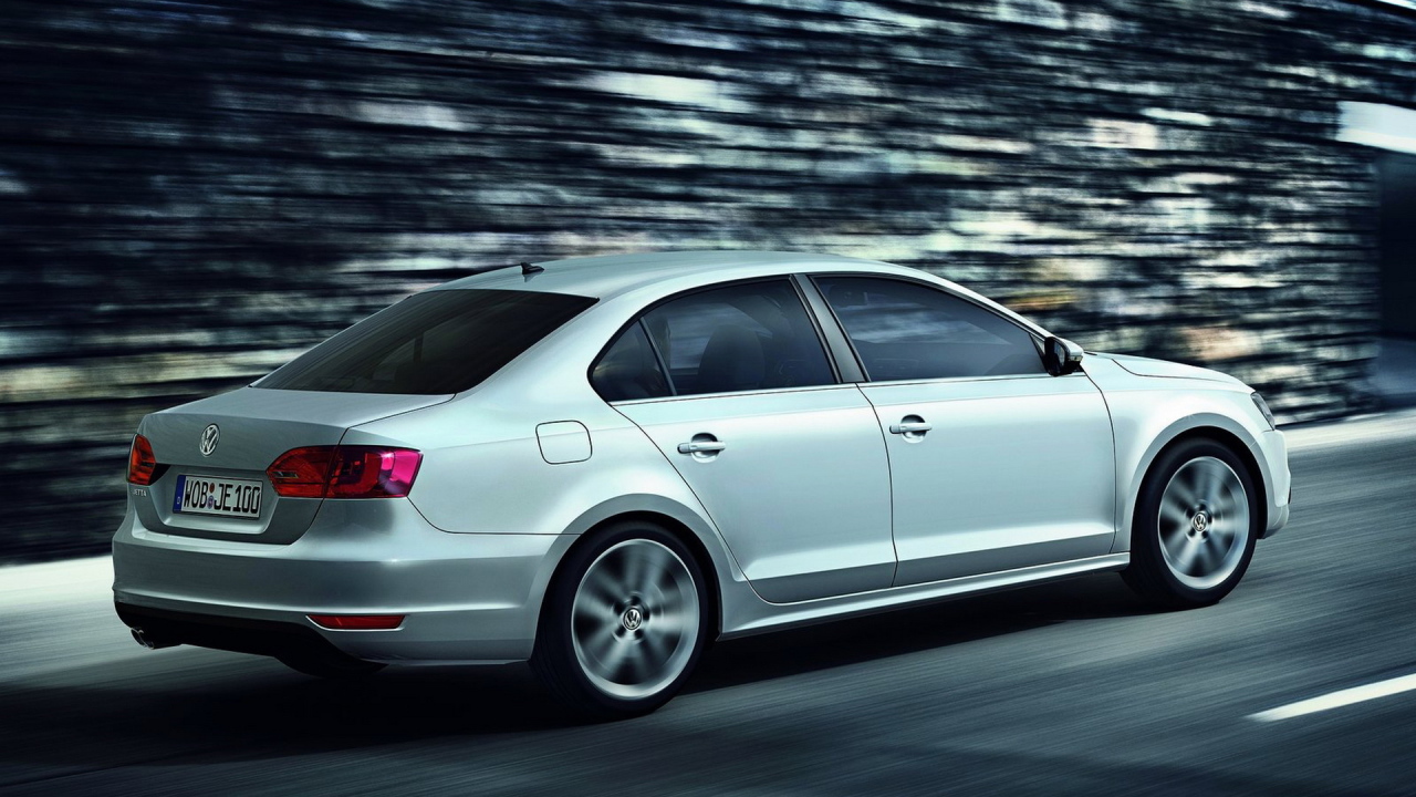 Автомобиль Volkswagen Jetta на дороге