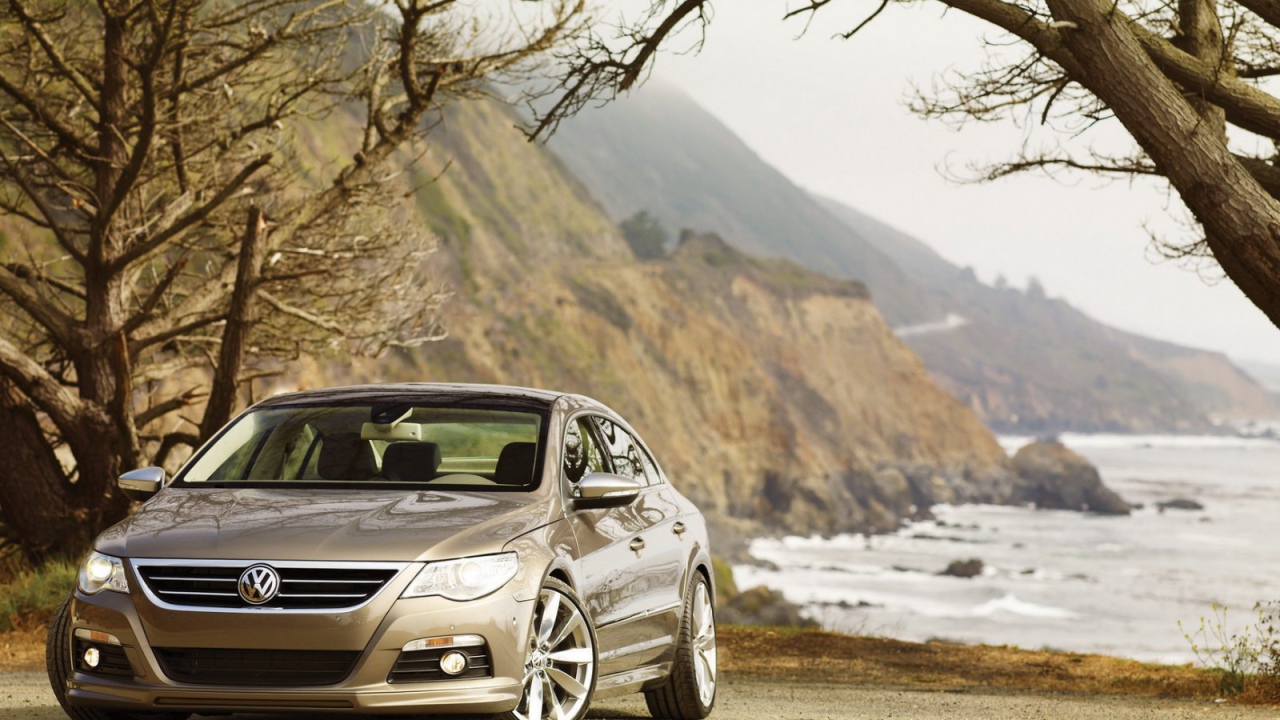 Автомобиль Volkswagen Passat на дороге