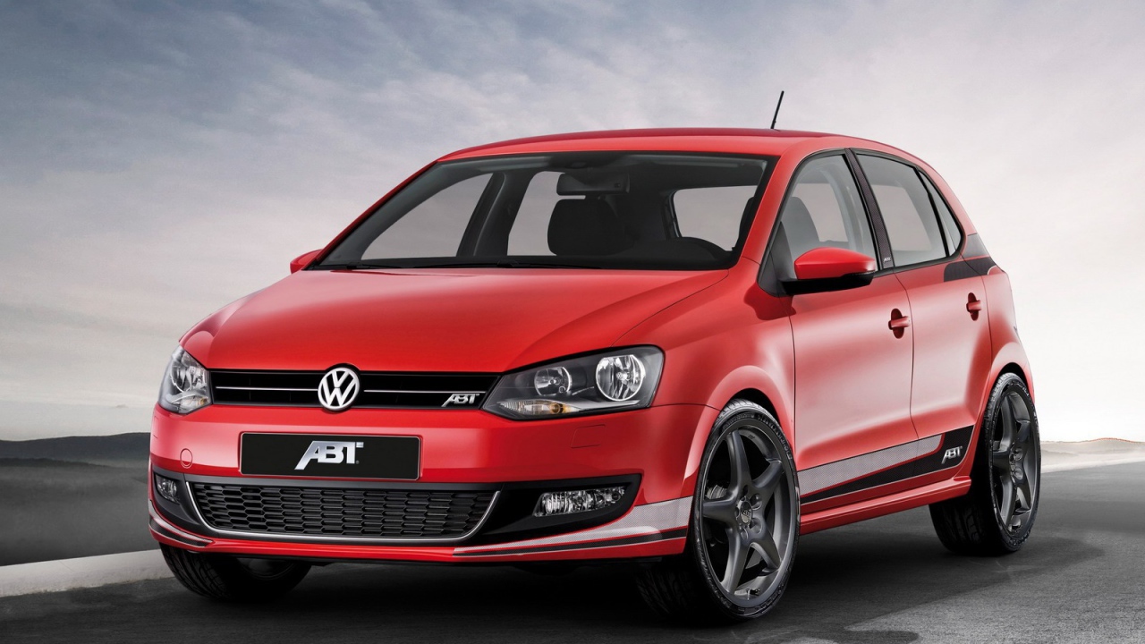 Автомобиль Volkswagen Polo на дороге