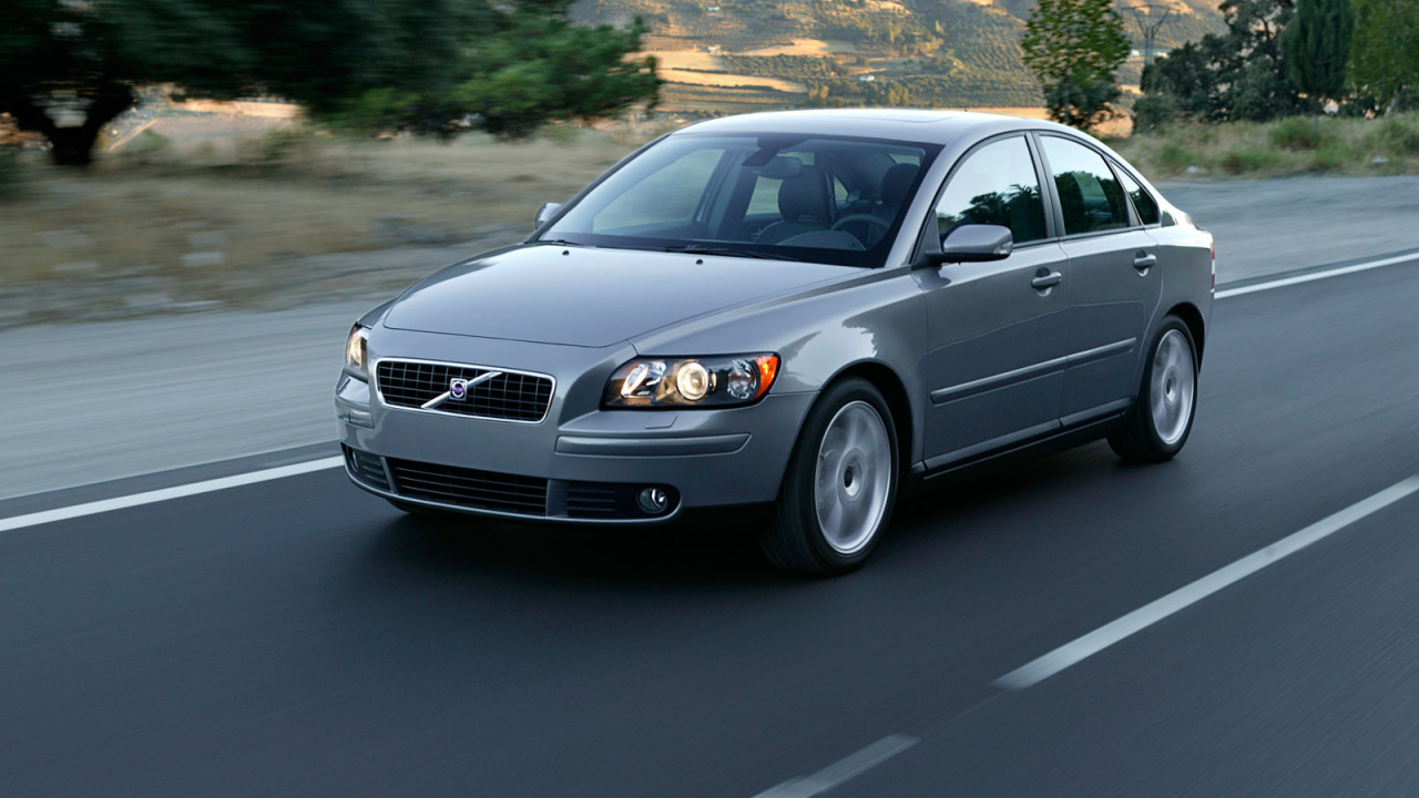 Автомобиль Volvo s40 на дороге