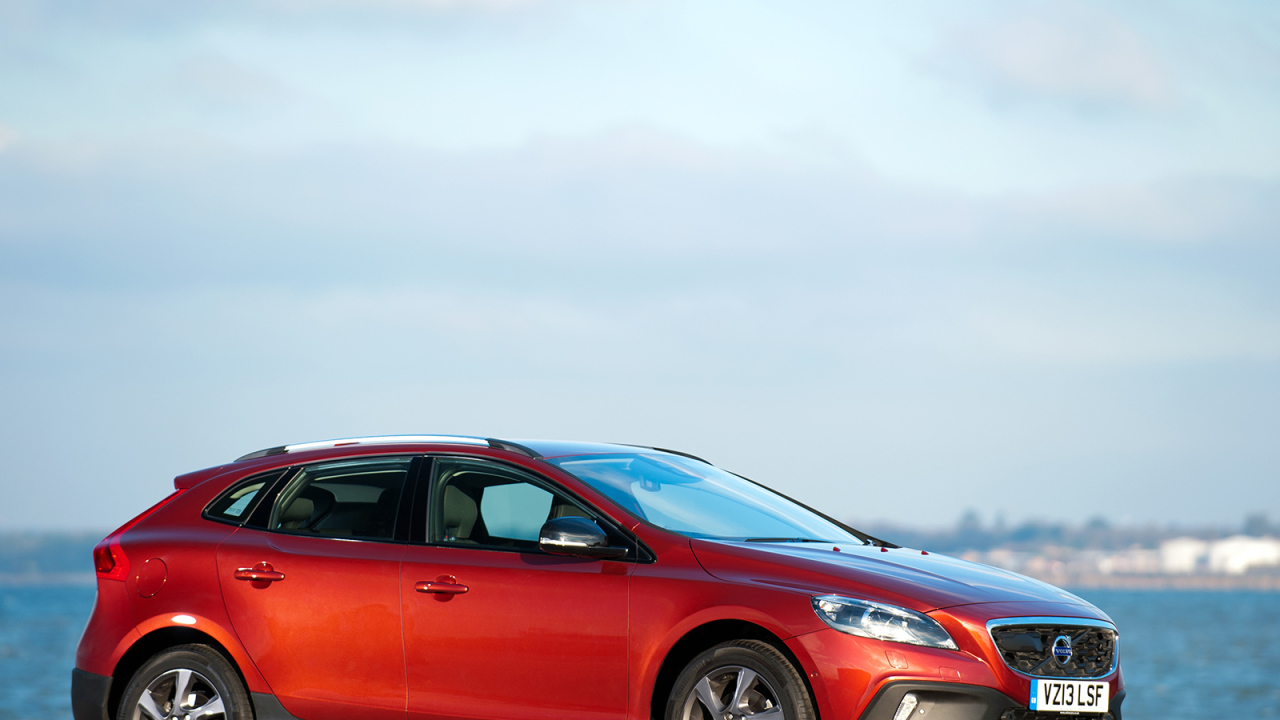 Автомобиль Volvo v40 Cross country на дороге
