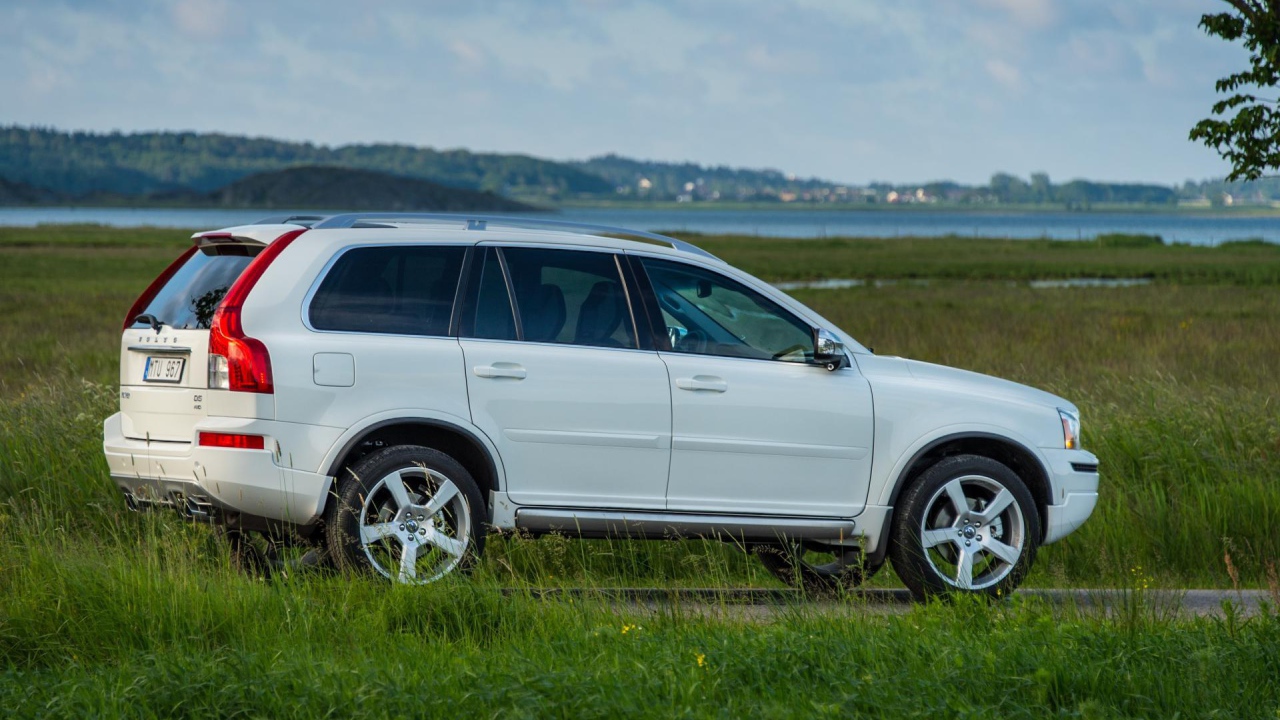  Автомобиль Volvo  xc90 2014 на дороге