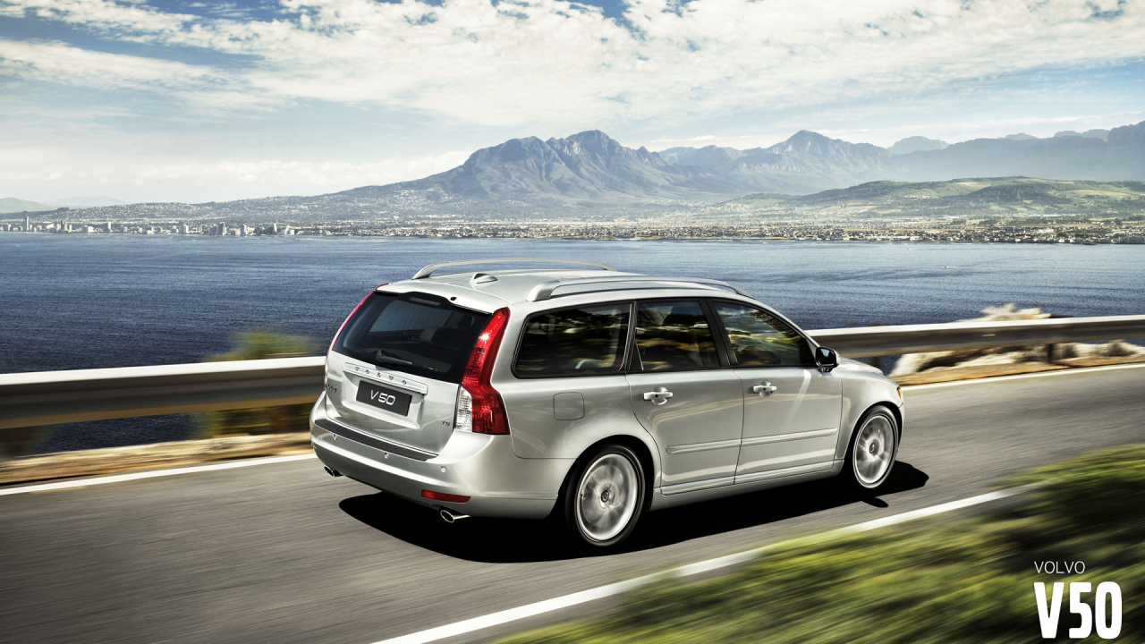  Автомобиль Volvo v50 на дороге