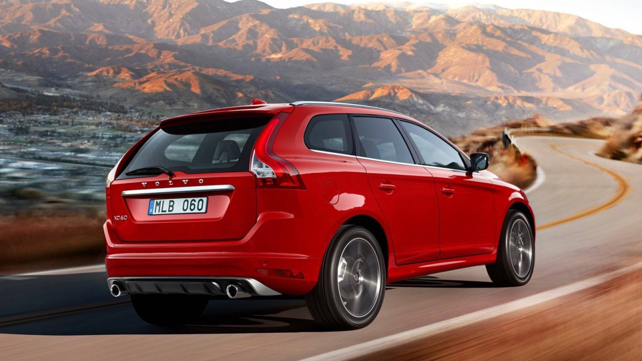 Автомобиль Volvo xc60 на дороге
