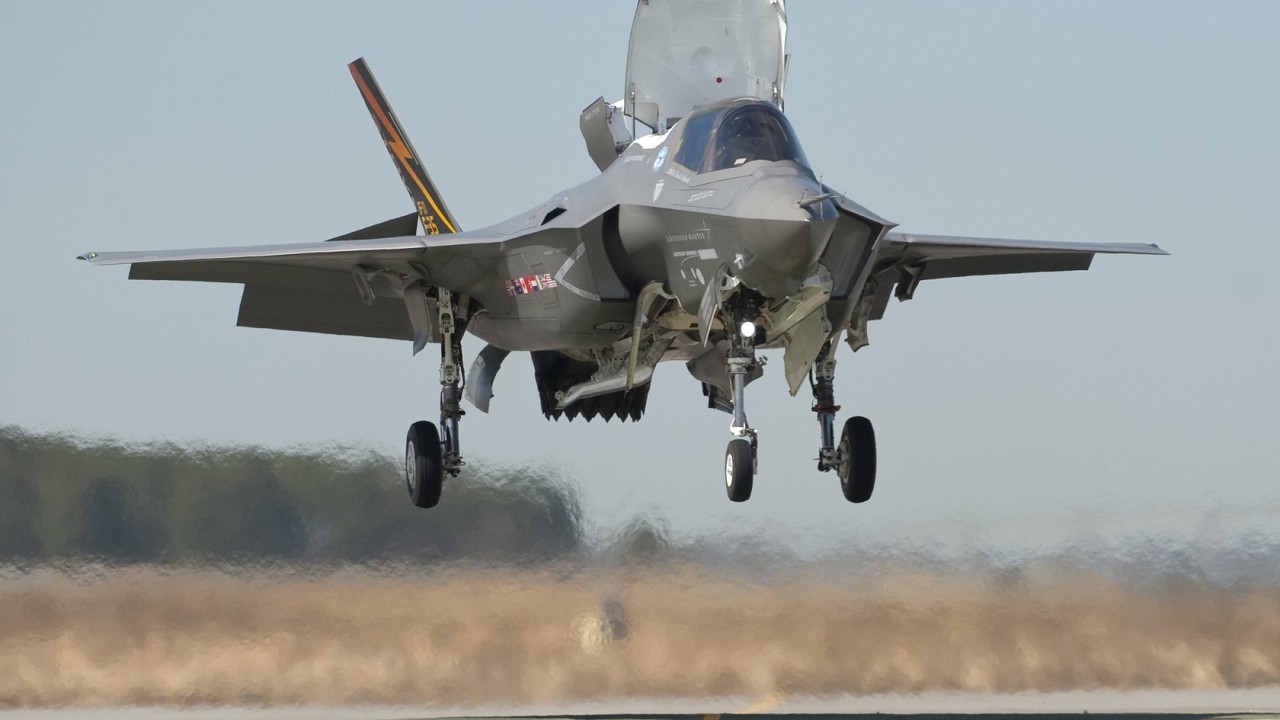 Военный самолет F-35