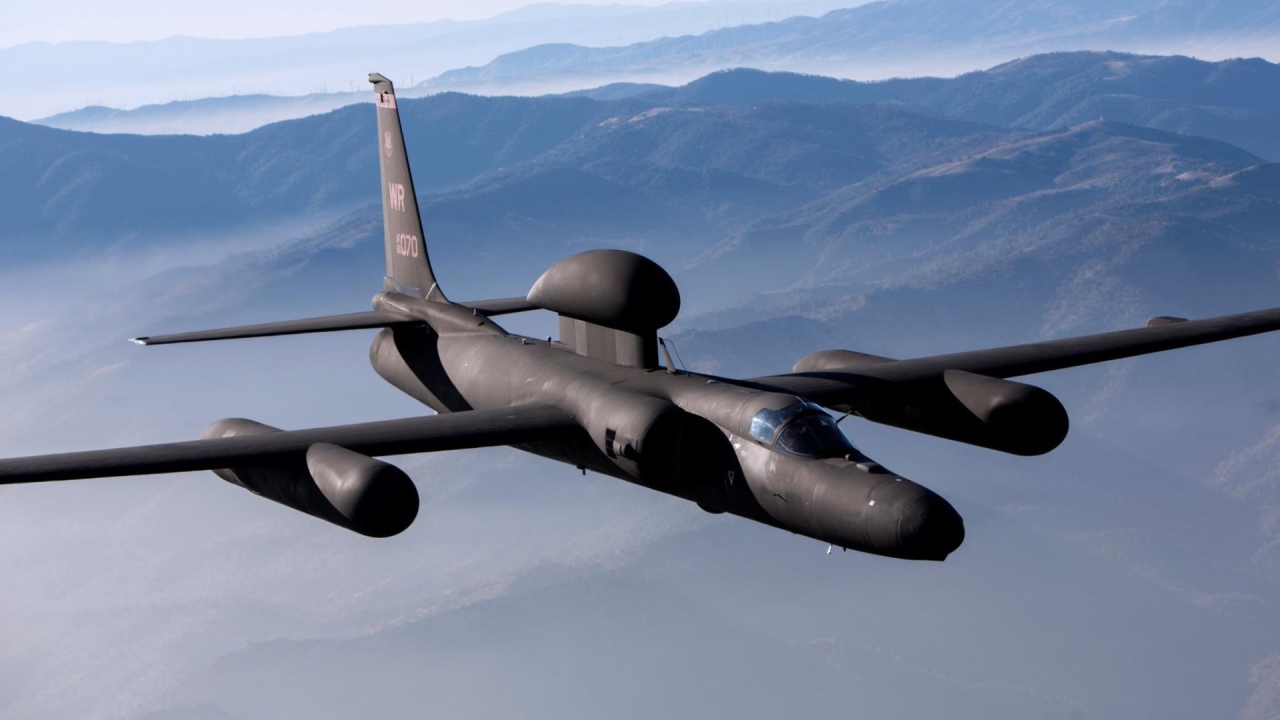 Самолет разведчик над горами