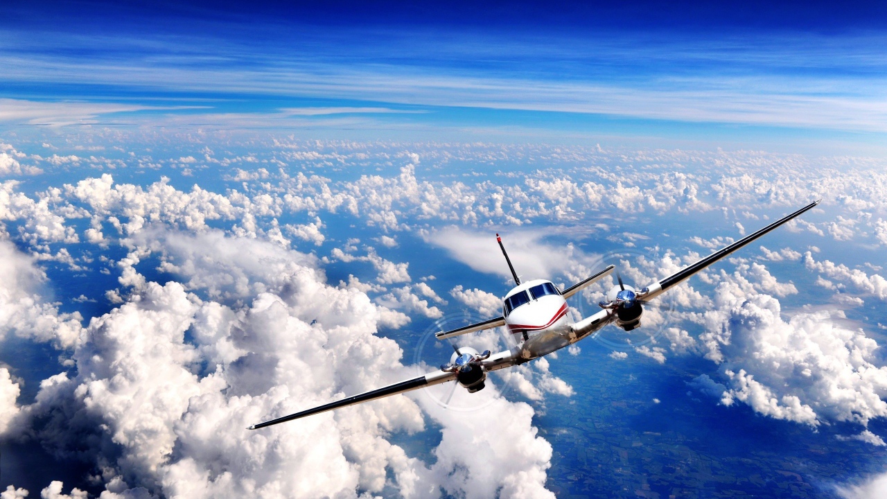 Самолет летит над облаками