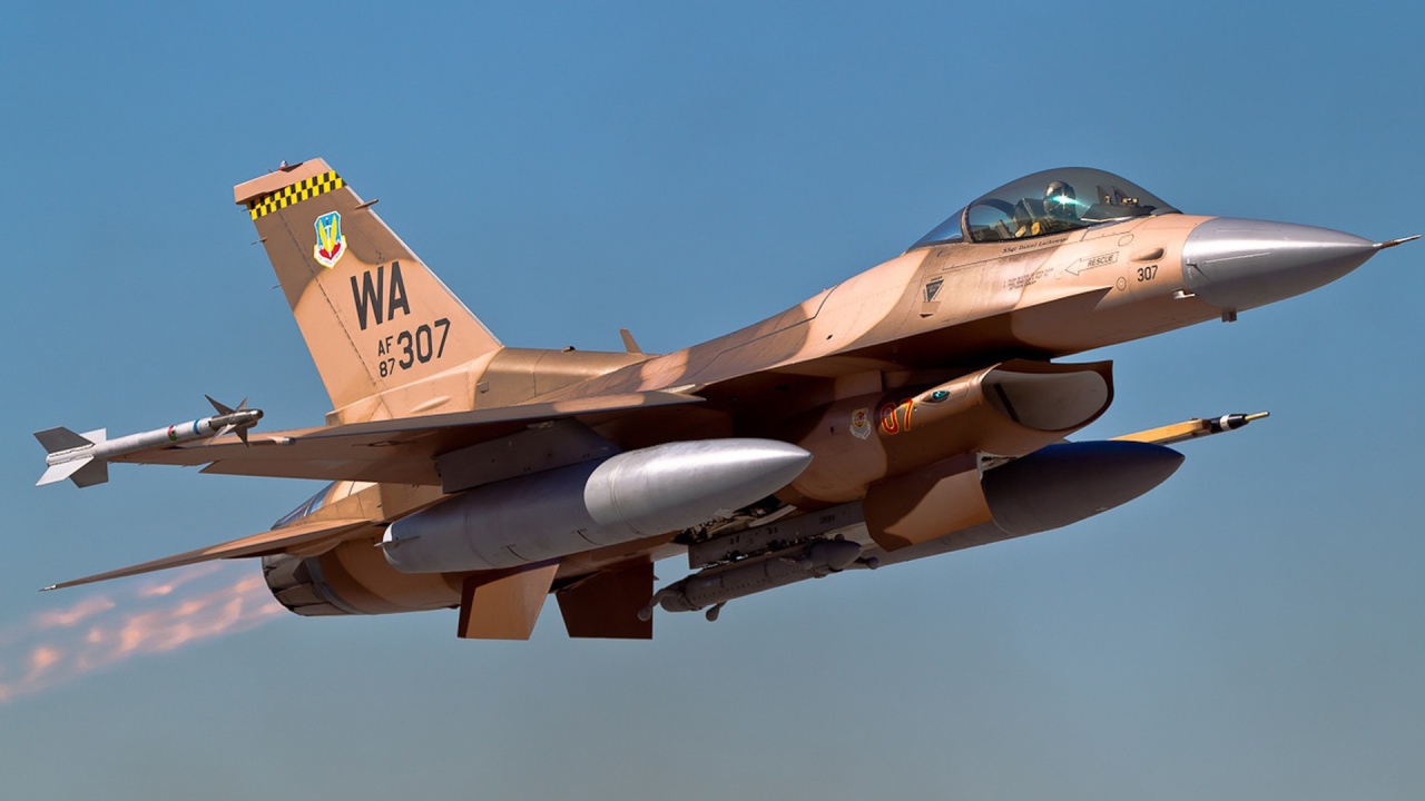 Военный самолет F-16