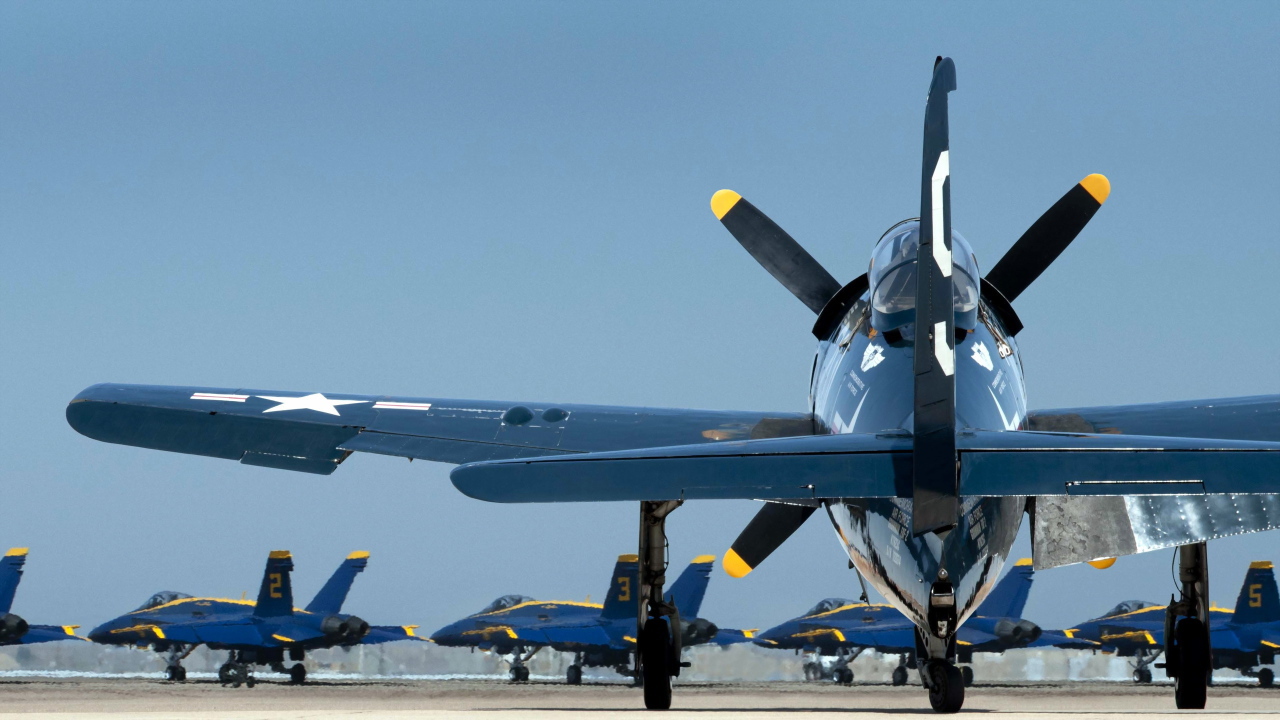 Военные самолеты на аэродроме