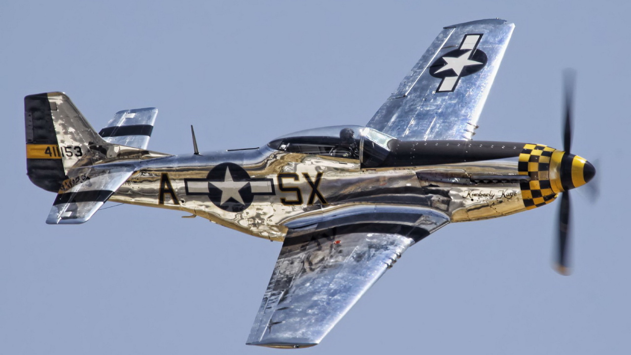 Самолет мустанг