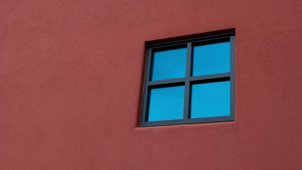 Стена с окном