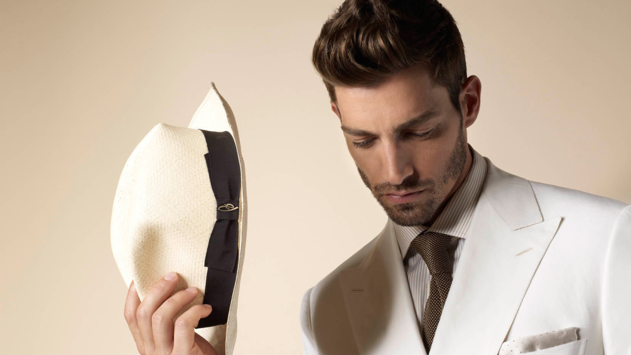 Мужчина в костюме от Brioni