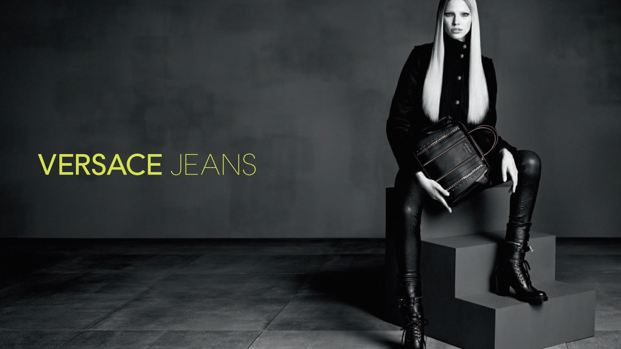 Девушка в джинсах от Versace