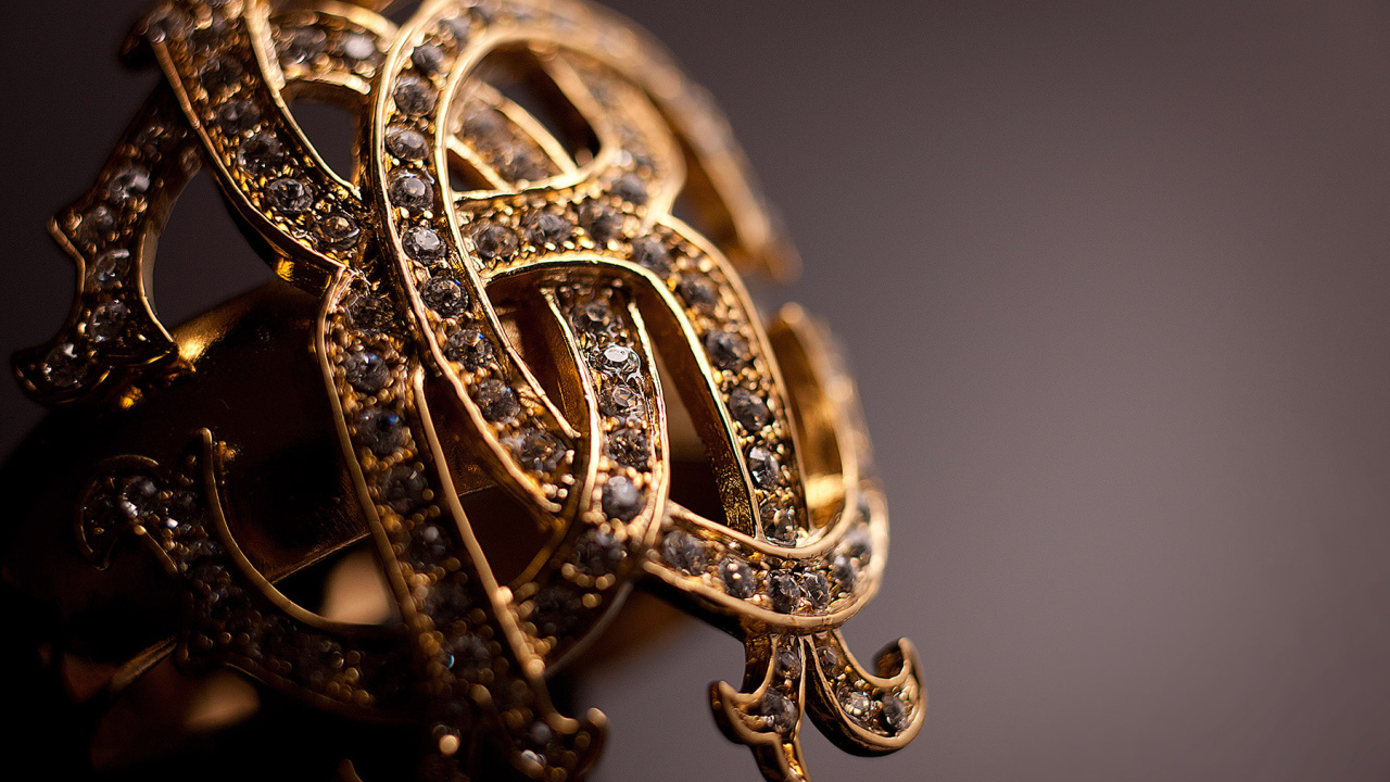 Золотое кольцо с символом Roberto Cavalli