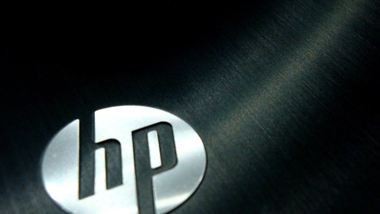 Логотип HP на металле