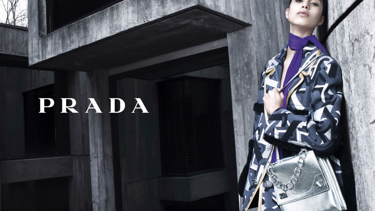 Модель в одежде Prada