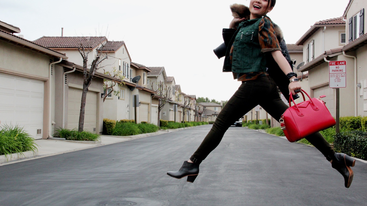 Довольная девушка с сумкой Givenchy