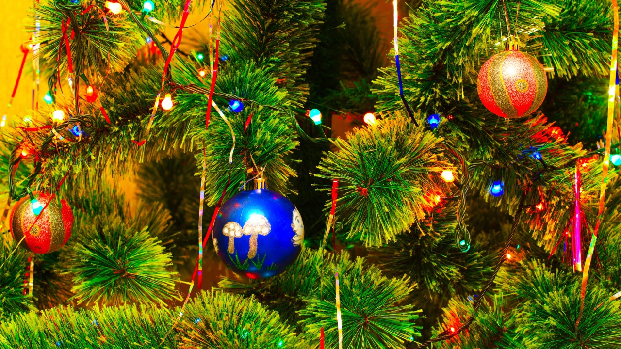 Елка с синим шаром