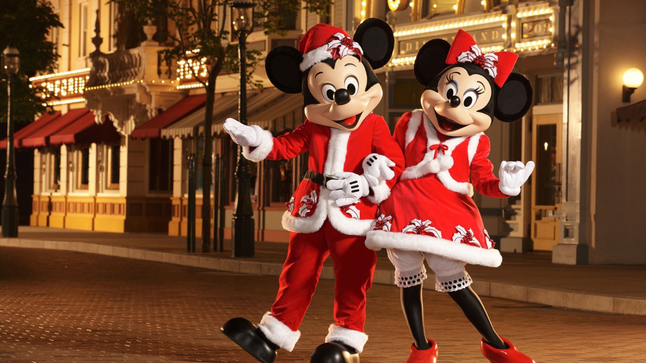 Микки Маус с подружкой