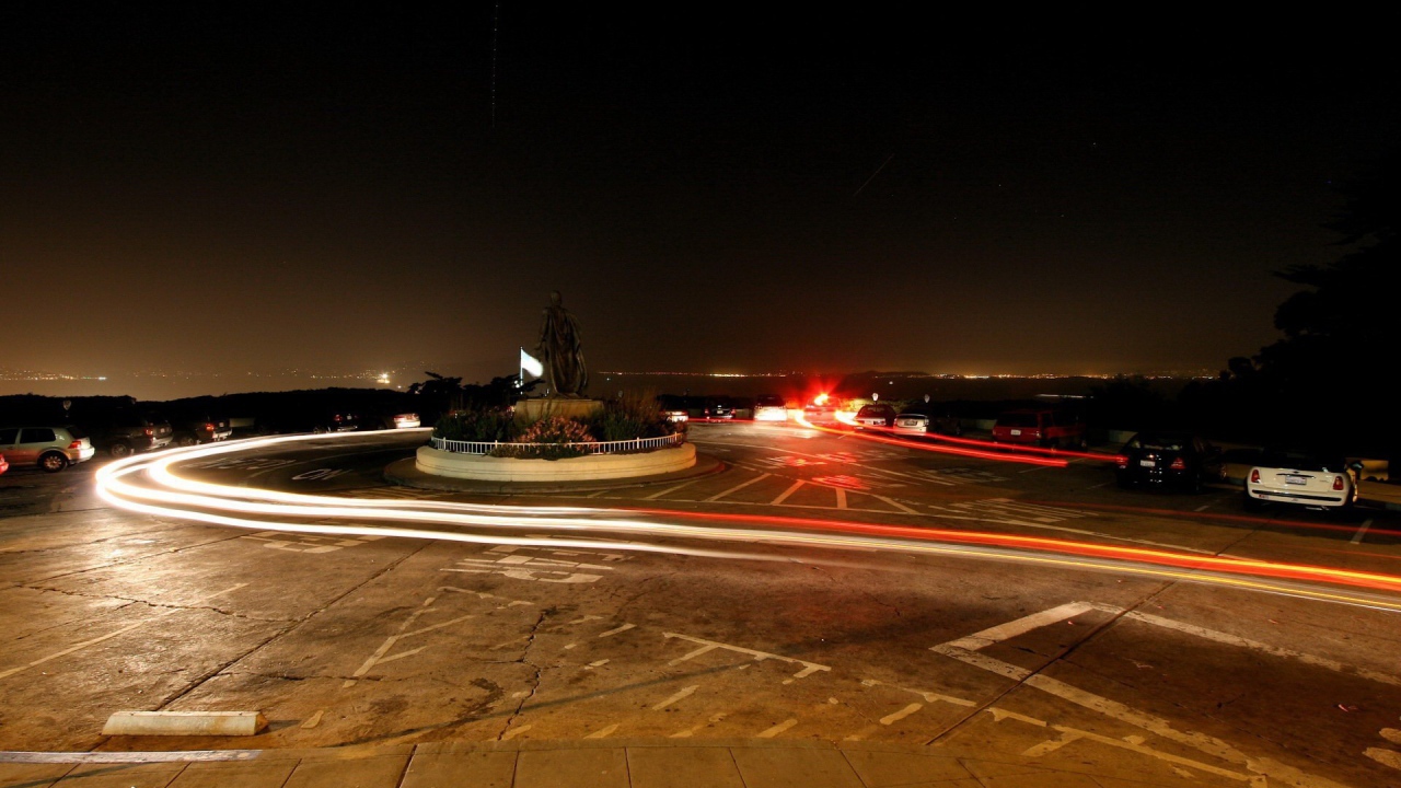 Ночной пейзаж со статуей