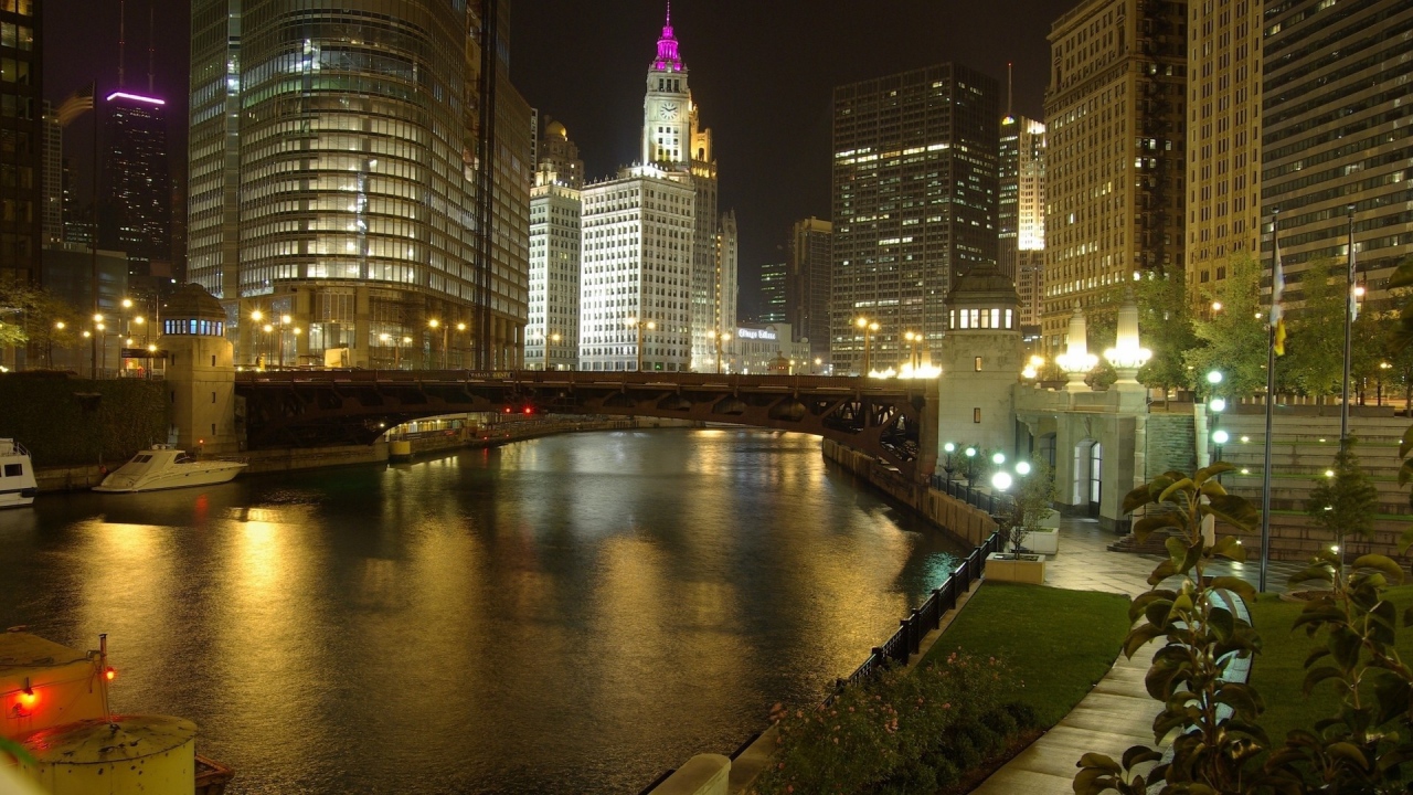 Мост через реку в городе