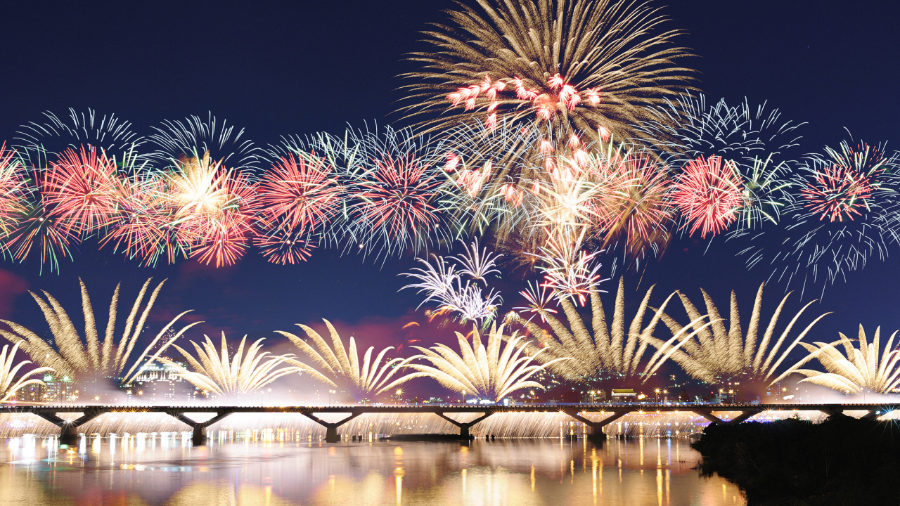 Фейерверк над мостом